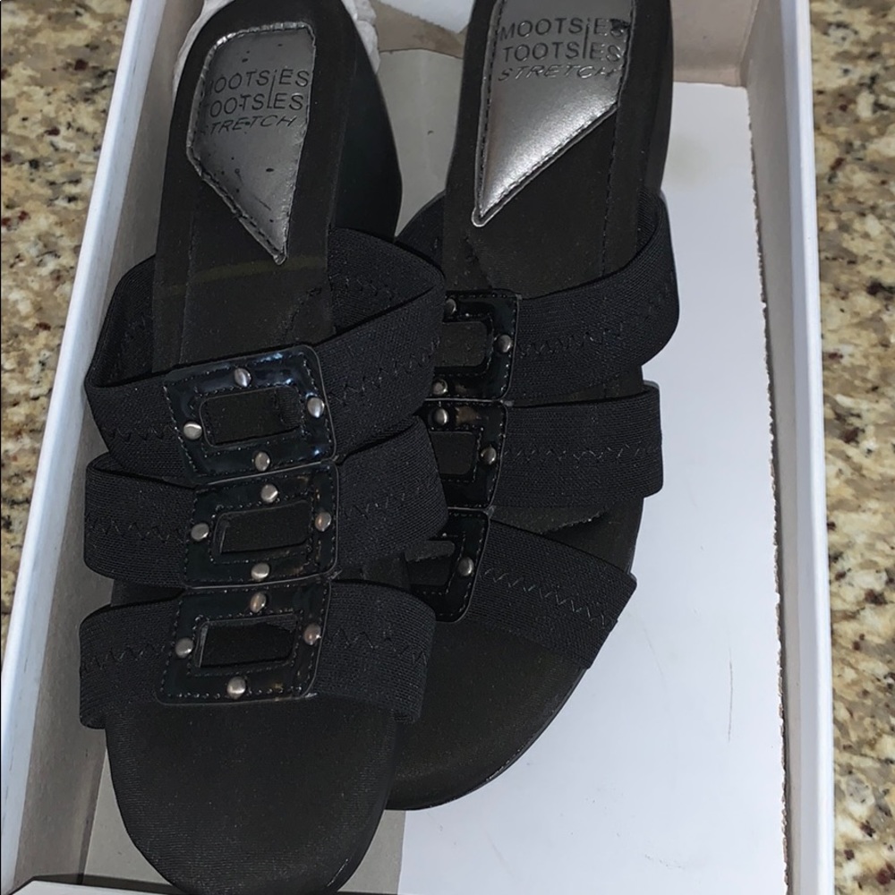 Women’s size 6 NWT sandals